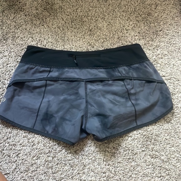 size 6 Lulu lemon shorts - Picture 2 of 5